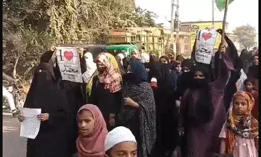 बच्चों के साथ सड़क पर उतरी मुस्लिम महिलाओं ने लहराये आई लव नबी के पोस्टर