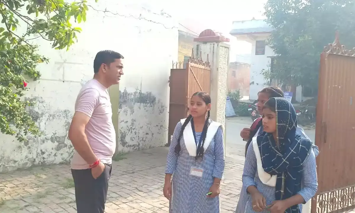 साइकिल पर सवार थाना अध्यक्ष को देख मनचलों के छूटे पसीने- लगी क्लास