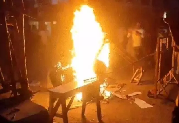 दुर्गा पंडाल में तोड़फोड़ कर देवी की मूर्ति को लगाई आग दुर्गा पंडाल में तोड़फोड़ कर देवी की मूर्ति को लगाई आग