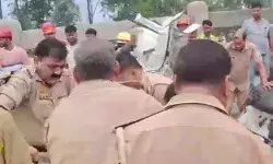 कॉलेज जा रहे स्टूडेंट की गाड़ी ट्राले में घुसी- गाड़ी काट कर निकाले शव कॉलेज जा रहे स्टूडेंट की गाड़ी ट्राले में घुसी- गाड़ी काट कर निकाले शव