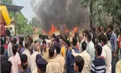 हेड कांस्टेबल के घर में घुसकर पत्नी और बेटी को तलवार से काटा हेड कांस्टेबल के घर में घुसकर पत्नी और बेटी को तलवार से काटा