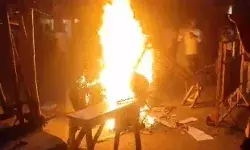 दुर्गा पंडाल में तोड़फोड़ कर देवी की मूर्ति को लगाई आग दुर्गा पंडाल में तोड़फोड़ कर देवी की मूर्ति को लगाई आग