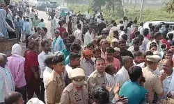 महिला हत्याकांड- गिरफ्तारी नहीं होने पर भड़के लोग- हाईवे पर रखा शव... महिला हत्याकांड- गिरफ्तारी नहीं होने पर भड़के लोग- हाईवे पर रखा शव...