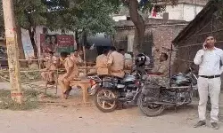 बहराइच हिंसा- सड़कों पर सन्नाटा- दिखाई दे रही केवल फोर्स- आधार देखकर.. बहराइच हिंसा- सड़कों पर सन्नाटा- दिखाई दे रही केवल फोर्स- आधार देखकर..