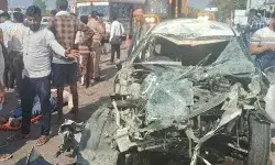 खड़े ट्राले में घुसी तेज रफ्तार कार- 3 लोगों की मौत- उडे गाड़ी के.... खड़े ट्राले में घुसी तेज रफ्तार कार- 3 लोगों की मौत- उडे गाड़ी के....