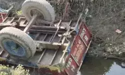 लोगों को लेकर जा रही ट्रैक्टर ट्रॉली नाले में पलटी- पिता पुत्र समेत…. लोगों को लेकर जा रही ट्रैक्टर ट्रॉली नाले में पलटी- पिता पुत्र समेत….