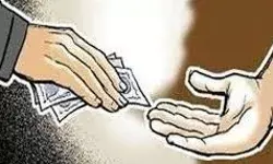 किसान से रिश्वत लेते हुए जेई को टीम ने रंगेहाथों दबोचा- FIR दर्ज किसान से रिश्वत लेते हुए जेई को टीम ने रंगेहाथों दबोचा- FIR दर्ज