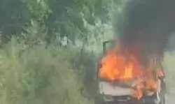 अपराधियों ने स्कूल वैन और कार में लगायी आग- मची अफरा तफरी अपराधियों ने स्कूल वैन और कार में लगायी आग- मची अफरा तफरी
