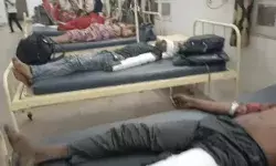 डिवाइडर से टकराकर सड़क पर पलटी प्राइवेट बस- दर्जनों लोग हुए... डिवाइडर से टकराकर सड़क पर पलटी प्राइवेट बस- दर्जनों लोग हुए...