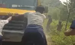 प्राइवेट स्कूल की बस में लगी आग- बच्चों में मची चीख पुकार प्राइवेट स्कूल की बस में लगी आग- बच्चों में मची चीख पुकार