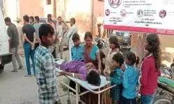 बिजली के खंबे से टकराई तेज रफ्तार पिकअप- हादसे में चार महिलाओं की मौत बिजली के खंबे से टकराई तेज रफ्तार पिकअप- हादसे में चार महिलाओं की मौत