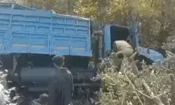 CRPF के जवानों को ले जा रहा था ट्रक सड़क से फिसला- दर्जन पर जवान... CRPF के जवानों को ले जा रहा था ट्रक सड़क से फिसला- दर्जन पर जवान...