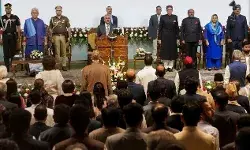 उमर के शपथ ग्रहण में बजा राष्ट्रगान तो धडाम से कुर्सी पर पसर गए श्रीमान उमर के शपथ ग्रहण में बजा राष्ट्रगान तो धडाम से कुर्सी पर पसर गए श्रीमान