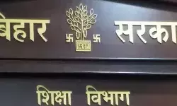 स्कूल में अफसर का छापा- मोबाइल में दिमाग खपाती मिली दो टीचर स्कूल में अफसर का छापा- मोबाइल में दिमाग खपाती मिली दो टीचर
