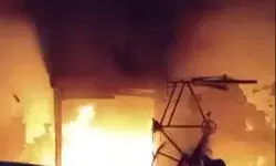 कबाड़ के गोदाम में लगी आग- लपटों ने छू लिया आसमान कबाड़ के गोदाम में लगी आग- लपटों ने छू लिया आसमान