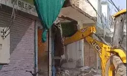 पटाखों में हुए ब्लास्ट से उड़ा मकान- मलबे में दबे लोग- आसपास के मकान.. पटाखों में हुए ब्लास्ट से उड़ा मकान- मलबे में दबे लोग- आसपास के मकान..