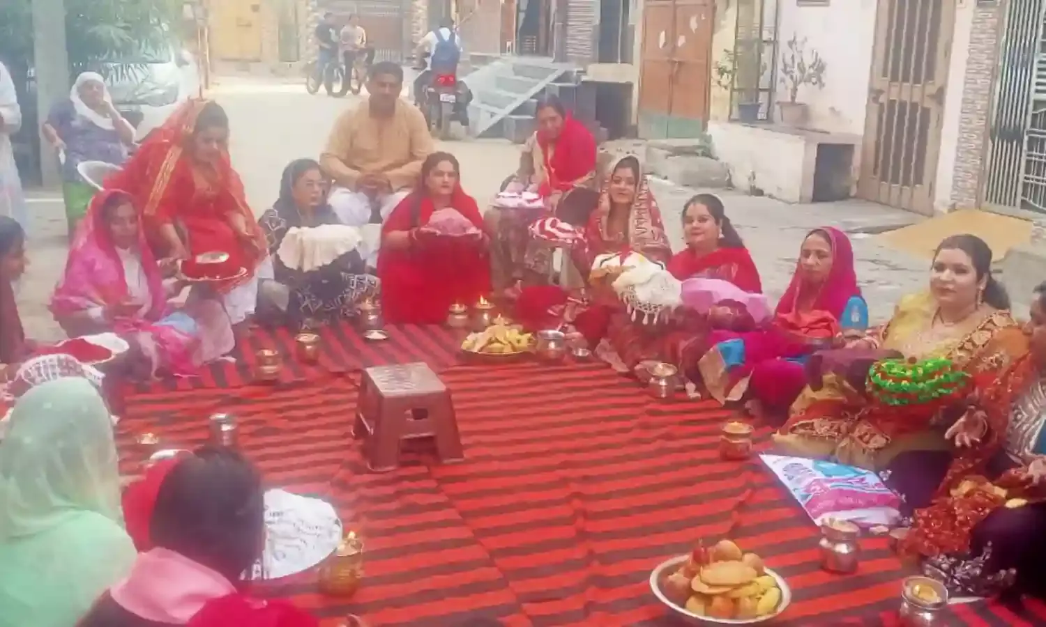 सामूहिक पूजन कर महिलाओं ने सुनी करवा चौथ की कथा- मांगी पति की..