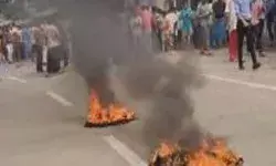 मूर्ति तोड़े जाने के विरोध में सड़क जाम- बाजार बंद मूर्ति तोड़े जाने के विरोध में सड़क जाम- बाजार बंद