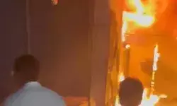 बैंक की बिल्डिंग में आग लगने से मची अफरा तफरी बैंक की बिल्डिंग में आग लगने से मची अफरा तफरी