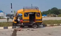 ऑल्टो कार एवं थ्री व्हीलर की टक्कर से मची चीख पुकार