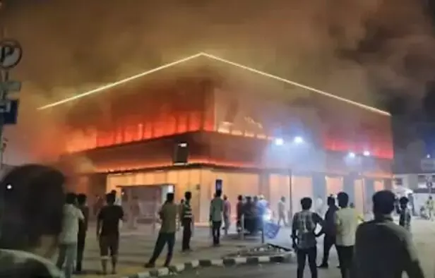 आग में धधका मेट्रो स्टेशन-फायर ब्रिगेड की गाड़ियां मौके पर पहुंची आग में धधका मेट्रो स्टेशन-फायर ब्रिगेड की गाड़ियां मौके पर पहुंची