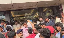 ज्वेलरी शोरूम पर बदमाशों का धावा- मुकाबले में दो बदमाशों को लगी गोली ज्वेलरी शोरूम पर बदमाशों का धावा- मुकाबले में दो बदमाशों को लगी गोली