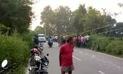 सड़क किनारे खड़ा बिजली का खंबा ले गया तीन बाइक सवार युवकों की जान सड़क किनारे खड़ा बिजली का खंबा ले गया तीन बाइक सवार युवकों की जान