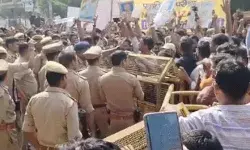 UPPSC दफ्तर गेट के बाहर अभ्यर्थियों का प्रदर्शन- सड़क पर बैठे धरने पर UPPSC दफ्तर गेट के बाहर अभ्यर्थियों का प्रदर्शन- सड़क पर बैठे धरने पर