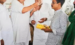 सिसौली पहुंचकर कादिर राणा ने लिया भाकियू अध्यक्ष नरेश टिकैत से आशीर्वाद सिसौली पहुंचकर कादिर राणा ने लिया भाकियू अध्यक्ष नरेश टिकैत से आशीर्वाद