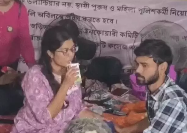 डॉक्टर रेप मर्डर केस- ममता को मिली राहत- 16 दिन बाद डॉक्टरों की हड़ताल खत्म डॉक्टर रेप मर्डर केस- ममता को मिली राहत- 16 दिन बाद डॉक्टरों की हड़ताल खत्म