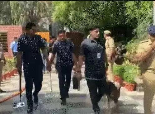 तीन राज्यों के पांच स्कूलों को बम से उड़ाने की धमकी- जांच एजेंसियां... तीन राज्यों के पांच स्कूलों को बम से उड़ाने की धमकी- जांच एजेंसियां...