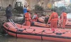 बारिश से बिगड़े हालात- सड़कों पर चल रही नाव- रुकी जिंदगी की रफ्तार बारिश से बिगड़े हालात- सड़कों पर चल रही नाव- रुकी जिंदगी की रफ्तार