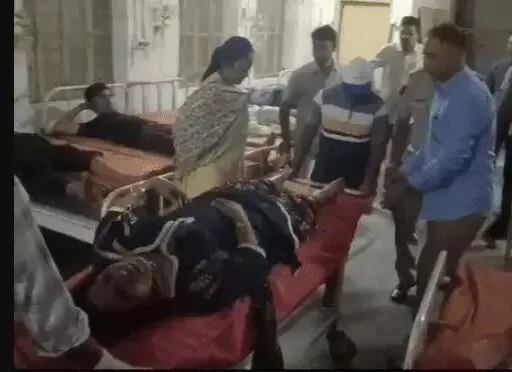 हाईवे पर ट्रॉले से टकराई यात्रियों से भरी बस- ड्राइवर समेत तीन की मौत हाईवे पर ट्रॉले से टकराई यात्रियों से भरी बस- ड्राइवर समेत तीन की मौत