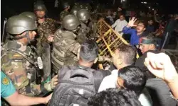 राजपति भवन को घेरने पहुंची भीड़ पर लाठी चार्ज- दागे आंसू गैस के गोले राजपति भवन को घेरने पहुंची भीड़ पर लाठी चार्ज- दागे आंसू गैस के गोले