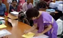 पर्चा दाखिल कर बोली प्रियंका- पहली बार खुद के लिए मांग रही हूं समर्थन पर्चा दाखिल कर बोली प्रियंका- पहली बार खुद के लिए मांग रही हूं समर्थन