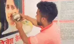 करवाचौथ पर रखा व्रत- पूर्व CM की तस्वीर को देख तोड़ा उपवास और फिर... करवाचौथ पर रखा व्रत- पूर्व CM की तस्वीर को देख तोड़ा उपवास और फिर...