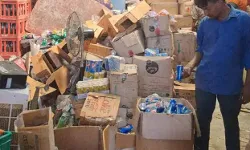 पुलिस गई थी अवैध पटाखे पकाने मिला एक्सपायर खाने का जखीरा