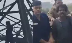 हाई वोल्टेज बिजली के खंभे पर चढ़े शख्स ने रख दी यह बड़ी डिमांड हाई वोल्टेज बिजली के खंभे पर चढ़े शख्स ने रख दी यह बड़ी डिमांड