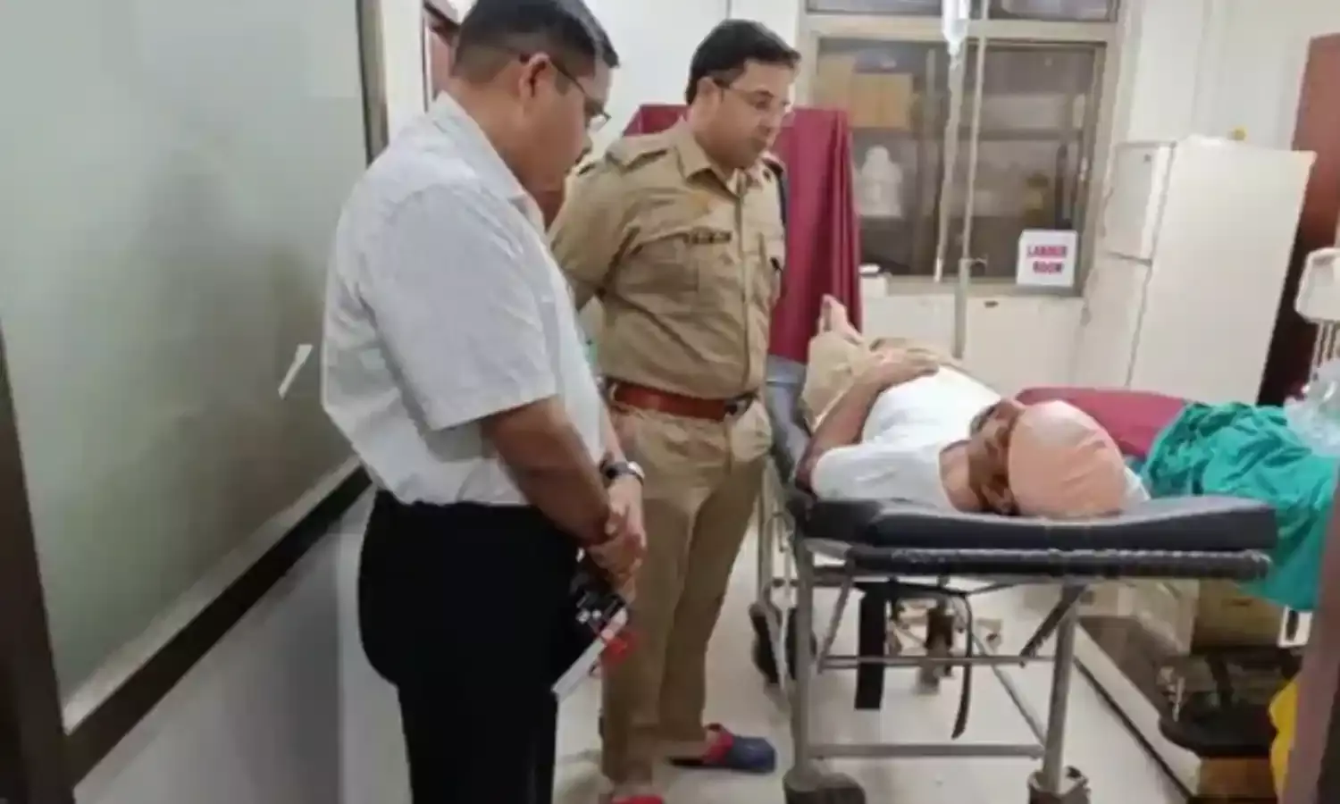 रेप के आरोपी को पकड़ने गई पुलिस पर महिलाओं का हमला