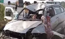 हाईवे पर फटा टायर- नाले में गिरी कार- मां बेटे समेत 5 लोगों की चली... हाईवे पर फटा टायर- नाले में गिरी कार- मां बेटे समेत 5 लोगों की चली...