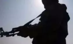 एक संदिग्ध आतंकवादी हमले में प्रवासी मजदूर हुआ घायल एक संदिग्ध आतंकवादी हमले में प्रवासी मजदूर हुआ घायल