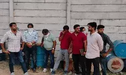 गोदाम के भीतर तेल का खेल-जलेबी के रंग से बन रहा था तेल गोदाम के भीतर तेल का खेल-जलेबी के रंग से बन रहा था तेल