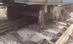 रेलवे स्टेशन के पास हादसा- बेपटरी हुए मालगाड़ी के डिब्बे- अनाज से...