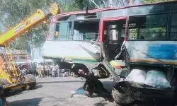 रफ्तार का कहर- बेलगाम रोडवेज बाइक ठेले को टक्कर मारने के बाद पलटी