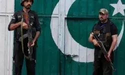 आतंकियों का हमला- 10 पुलिस कर्मियों की गोली मारकर हत्या- सात घायल आतंकियों का हमला- 10 पुलिस कर्मियों की गोली मारकर हत्या- सात घायल