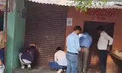 कलेक्ट्रेट के पास वक्फ की दुकानें सील- प्रशासन ने जडा ताला- चस्पा...