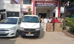 चुनाव आते ही दारू की तस्करी शुरू- ढाई लाख की शराब के साथ पांच गिरफ्तार चुनाव आते ही दारू की तस्करी शुरू- ढाई लाख की शराब के साथ पांच गिरफ्तार