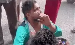 शोहदे की सड़क पर अश्लील हरकत- बीच सड़क कुटाई होते ही बंद हुई पेंट... शोहदे की सड़क पर अश्लील हरकत- बीच सड़क कुटाई होते ही बंद हुई पेंट...