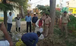 थाने पर नष्ट कराई गई सैंकड़ों लीटर शराब- अफसर रहे उपस्थित थाने पर नष्ट कराई गई सैंकड़ों लीटर शराब- अफसर रहे उपस्थित