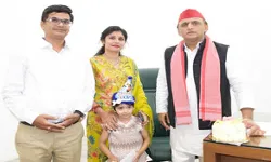 अखिलेश ने सपा कार्यकर्ता की मासूम बेटी का मनाया जन्मदिन अखिलेश ने सपा कार्यकर्ता की मासूम बेटी का मनाया जन्मदिन